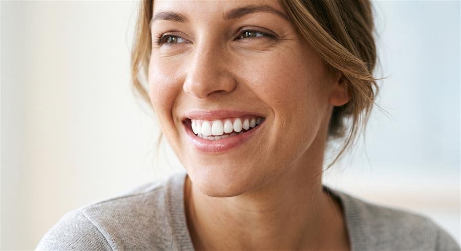 Primer plano de una sonrisa con dientes blancos tras un tratamiento de blanqueamiento