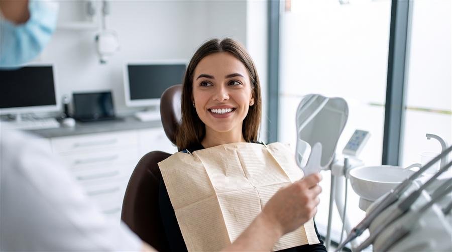 Paciente sonriendo satisfecha tras un tratamiento de odontología estética